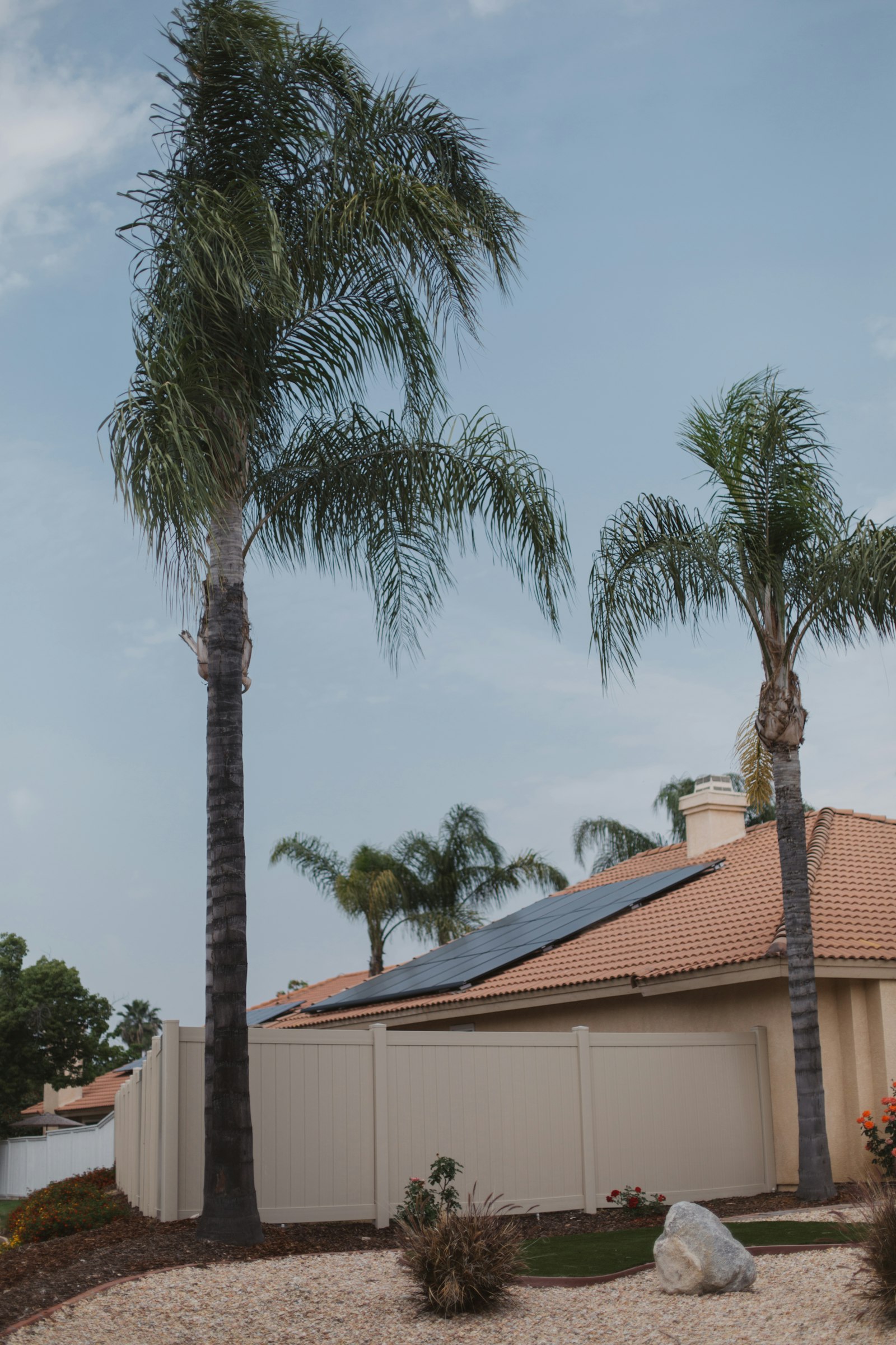 Energía solar integrada al diseño de una casa moderna
